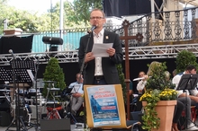 Das Foto zeigt den Leiter des Hanauer Franziskushauses Rainer Broßmann bei seiner Vorstellung der Aufgaben der Wohnungslosenhilfe der Caritas im Gottesdienst des Bürgerfestes